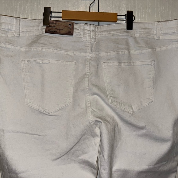 D/C Brand New Slightly Curvy Fit Straight Leg Cropped Jeans - Picture 4 of 9